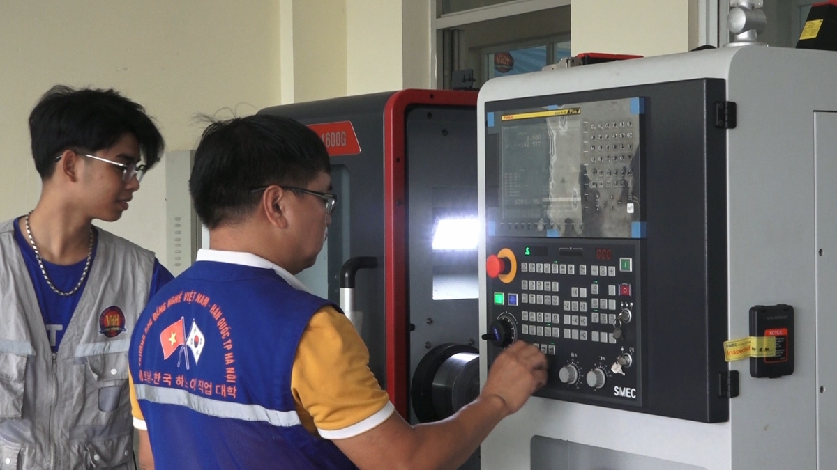Thầy Ngô Duy Hiệp đang hướng dẫn học viên thao tác máy tại xưởng cắt gọt kim loại