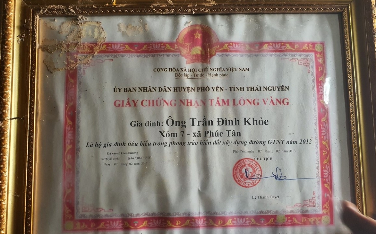 Chính quyền địa phương ghi nhận đóng góp của ông Khỏe trong phong trào xây dựng đường giao thông nông thôn