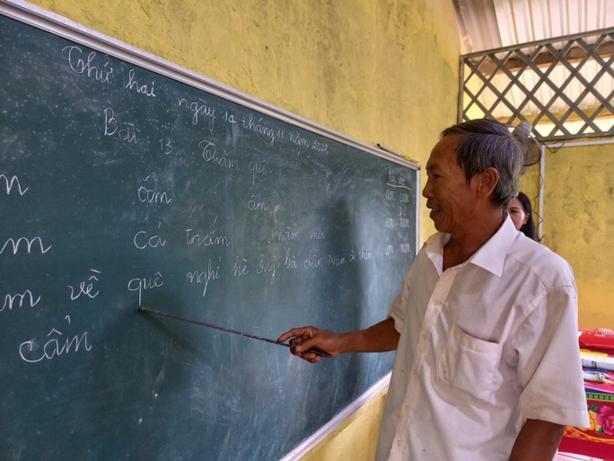 Các thành viên trong lớp học lên bảng thực hành đọc và đánh vần