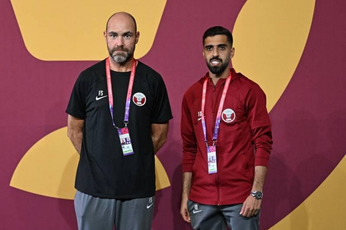 Huấn luyện viên Felix Sanchez và đội trưởng đội tuyển Qatar