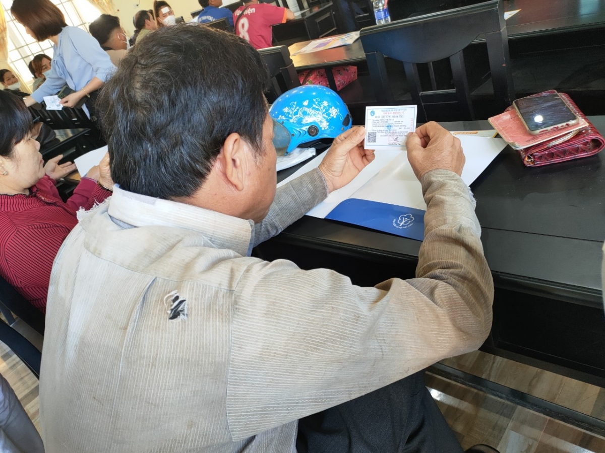 Anh Hoàng Văn Hiến - xã Đường 10, huyện Bù Đăng, tỉnh Bình Phước kiểm tra thẻ BHYT vừa được cơ quan chức năng phát miễn phí
