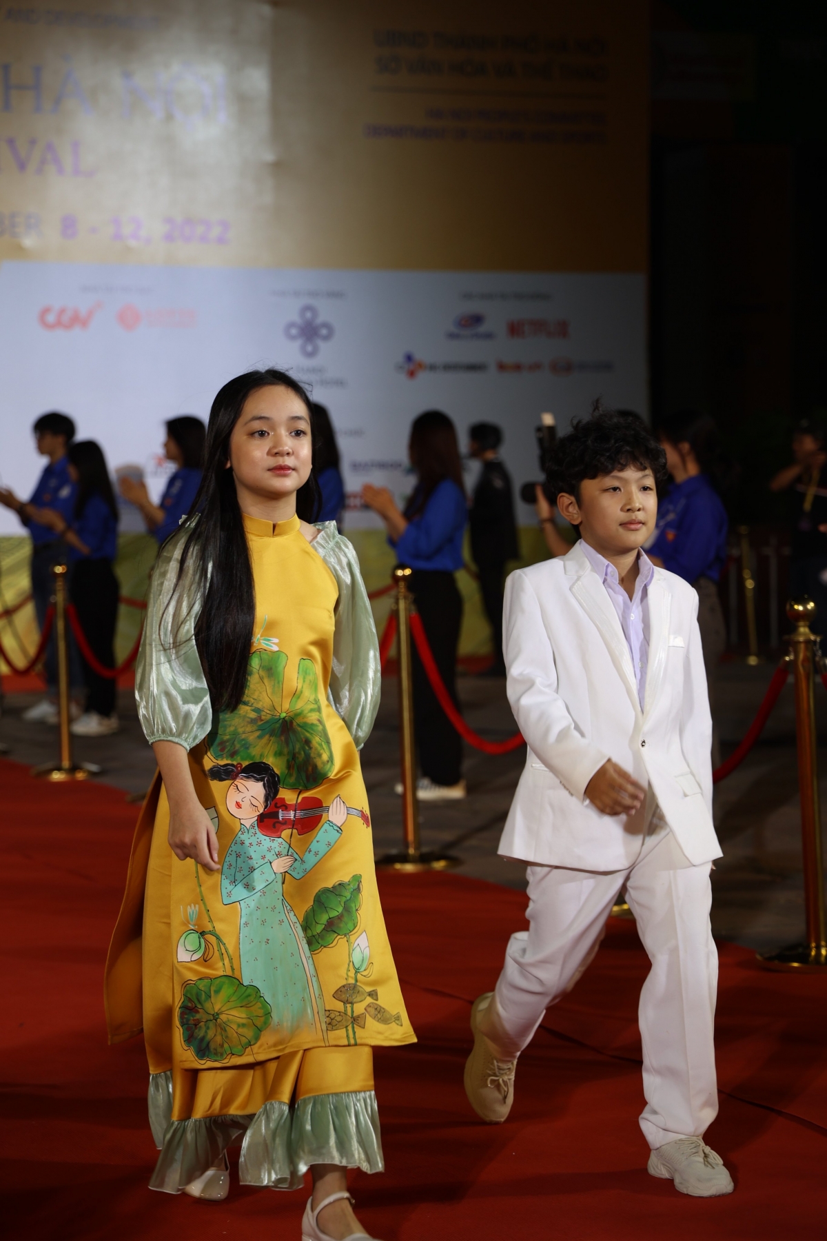 Hai diễn viên nhí Chu Diệp Anh và Lại Trường Phú, phim ''Maika - Cô bé đến từ hành tinh khác'' tự tin sánh bước trên thảm đỏ. Phim thuộc nhóm tác phẩm điện ảnh đương đại Việt Nam và sẽ được chiếu miễn phí ngoài trời tại Tượng đài Quyết tử - không gian phố đi bộ Hồ Gươm vào lúc 20h tối thứ Sáu (10/11).
 