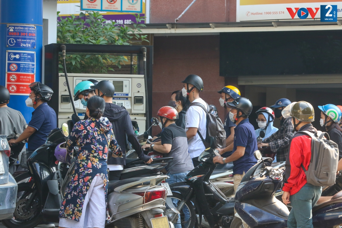 Việc một số cửa hàng bán xăng dầu nhỏ giọt khiến người dân Thủ đô phải mất nhiều thời gian chờ đến lượt để mua mặt hàng thiết yếu này.