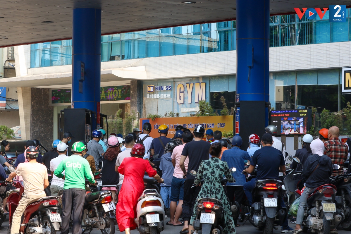 Hình ảnh người dân xếp hàng dài chờ đổ xăng tại cây xăng Thái Thịnh (quận Đống Đa) sáng 5/11 dù không phải giờ cao điểm.