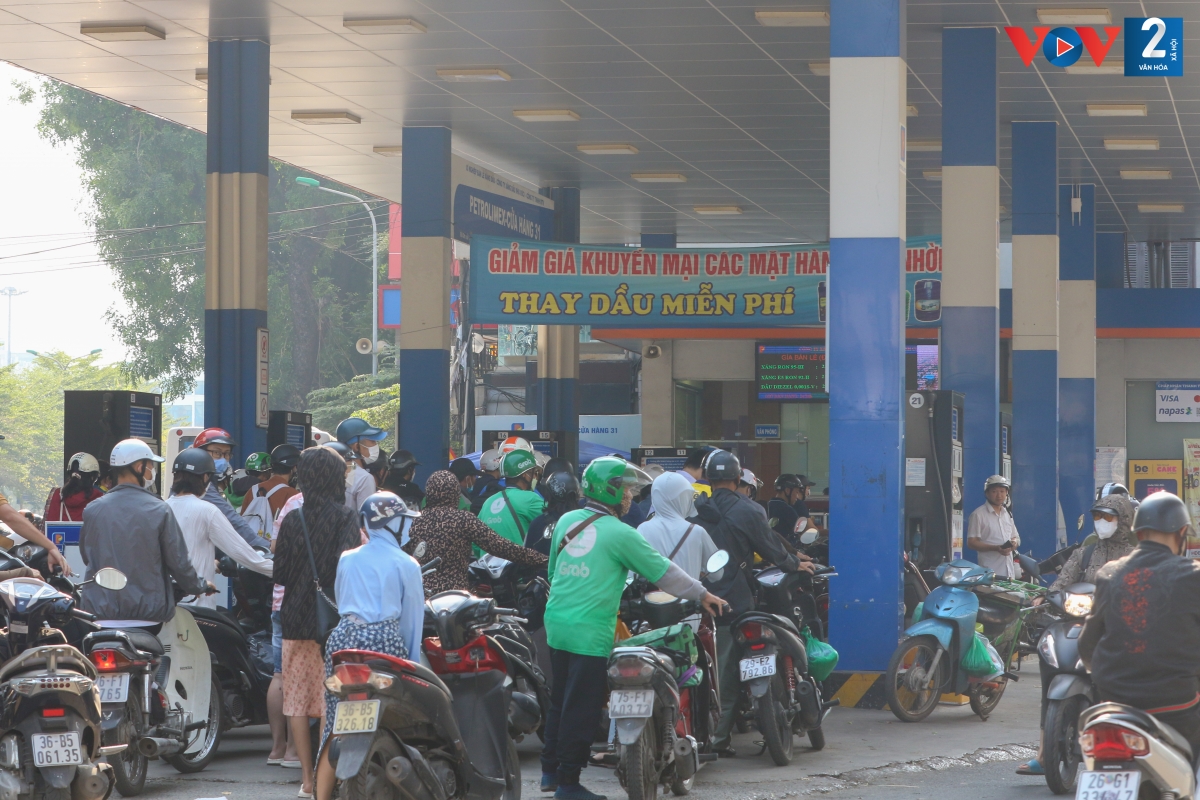 Khung cảnh chật kín người xếp hàng dài chờ đổ xăng.