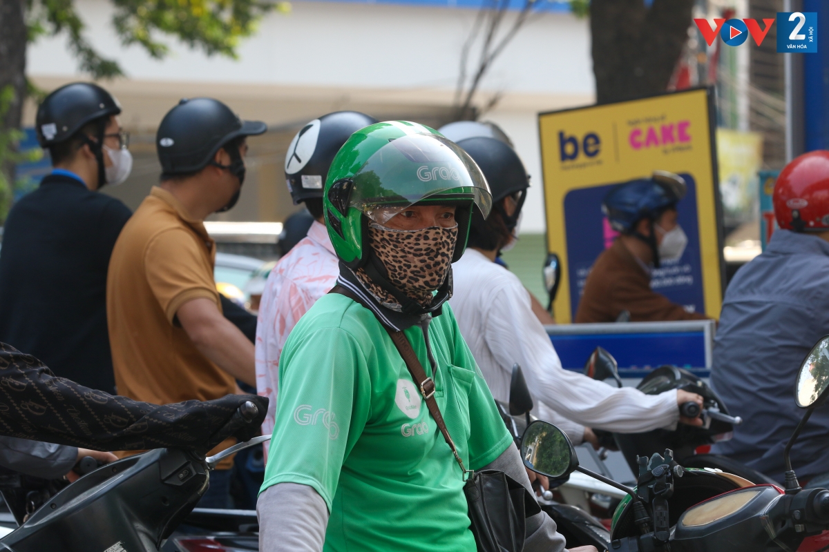 Ông Tuấn (ở Minh Khai) làm nghề shipper cho biết: “Nghề tôi làm dịch vụ thường xuyên phải di chuyển, xe sắp hết xăng mà người người dồn hết về đây nên tôi phải chờ 30 phút mới đến lượt”.