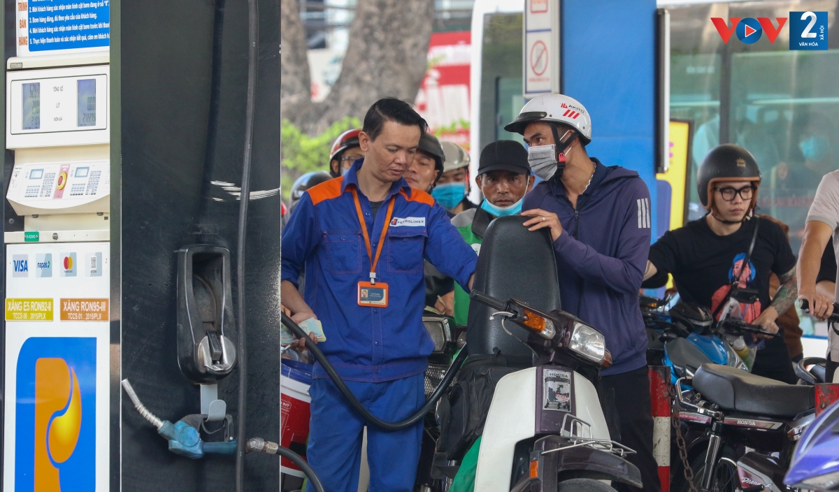 Tại cây xăng trên đường Láng gần khu vực Ngã Tư Sở, rất đông người dân đứng đợi tràn ra đường, nhân viên tại các điểm cung cấp xăng phải làm việc hết công suất.