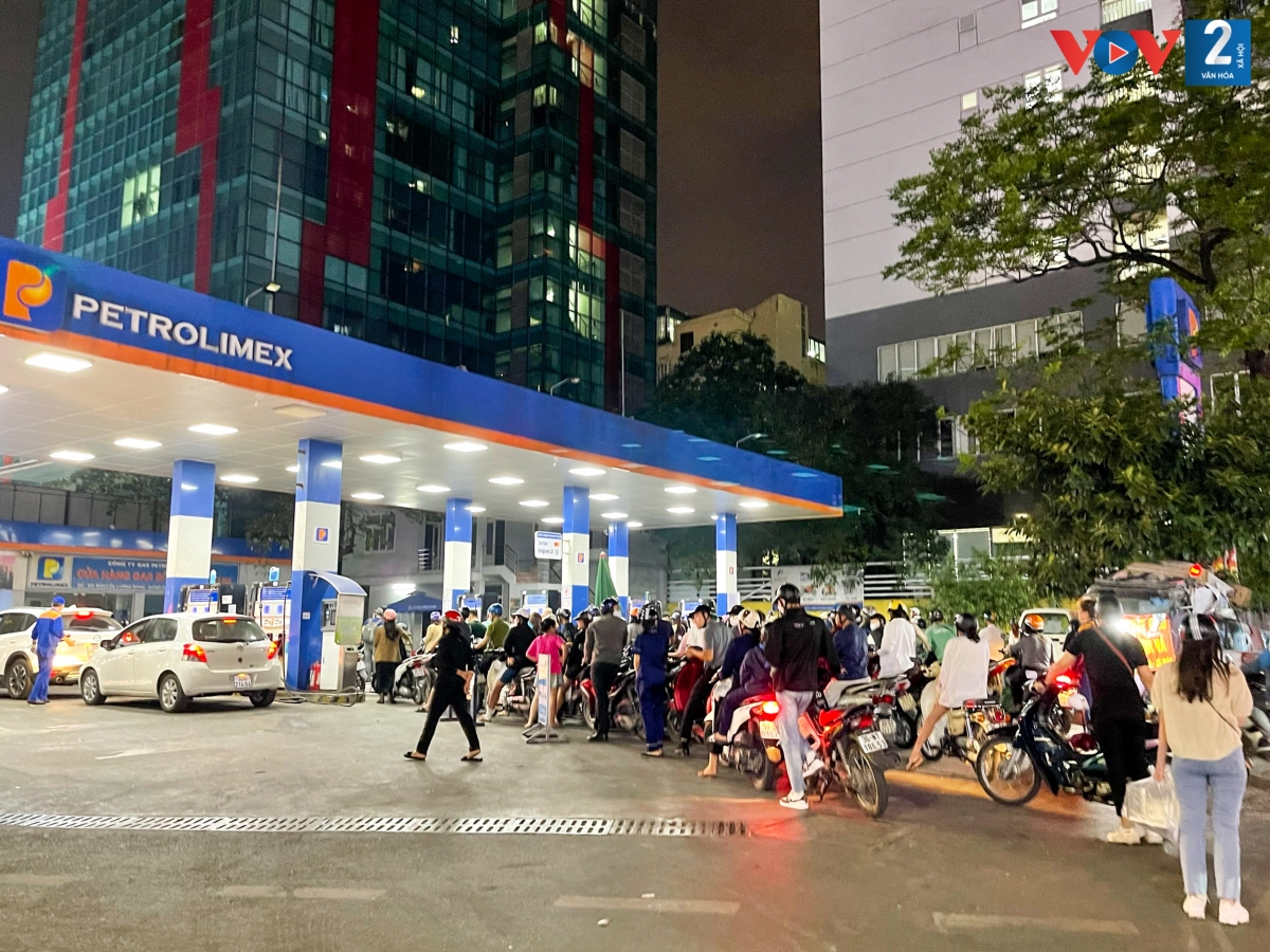 Ghi nhận tại Cửa hàng xăng dầu Gas số 6, đường Nguyễn Lương Bằng, quận Đống Đa, lúc 21h đêm ngày 4/11 hàng trăm người vẫn đứng chen chúc xếp hàng đợi chờ tới lượt vào đổ xăng.