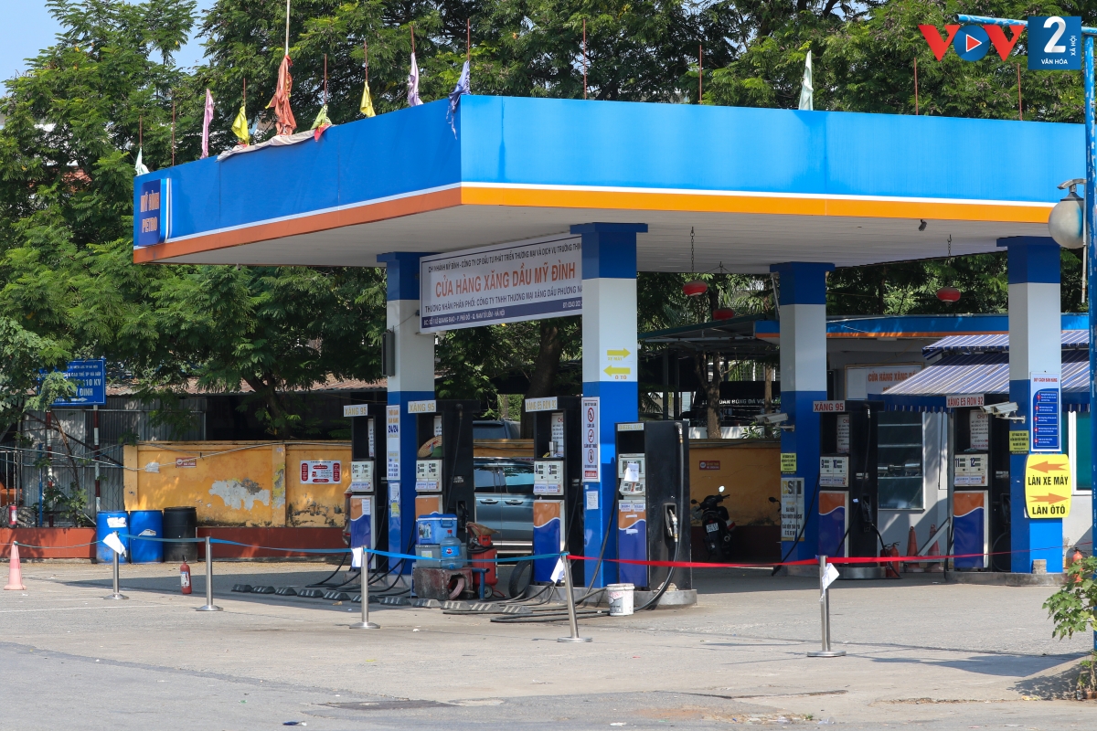 Theo ghi nhận của phóng viên, sáng 5/11, cây xăng nằm trên đường Lê Quang Đạo (quận Nam Từ Liêm) sử dụng các trụ dây ngăn vòng quanh để thông báo hết xăng.