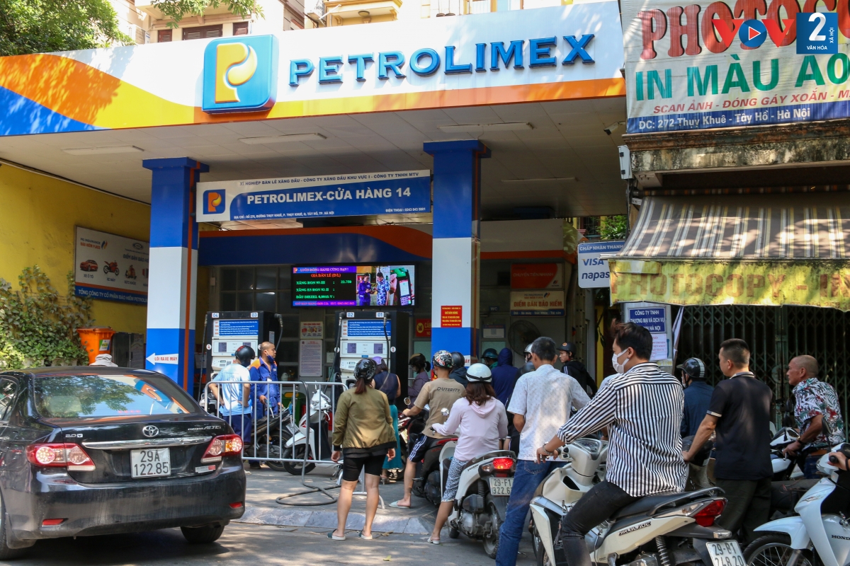 Cây xăng trên phố Thụy Khuê (quận Tây Hồ) rơi vào tình trạng tương tự, người dân xếp hàng dài ra cả vỉa hè. Anh Khánh (Quận Ba Đình) cho biết, “các điểm bán xăng đều đông đúc, người dân xếp hàng dài để chờ, tôi phải mất đế 20 phút để đổ được xăng”