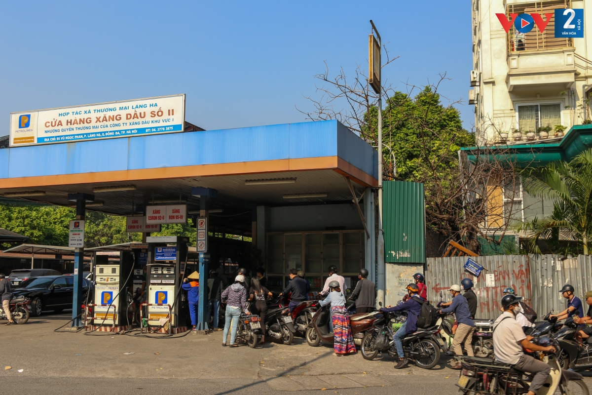 Tình trạng tương tự cũng diễn ra tại cây xăng ở số 95 Vũ Ngọc Phan, phường Láng Hạ (quận Đống Đa).