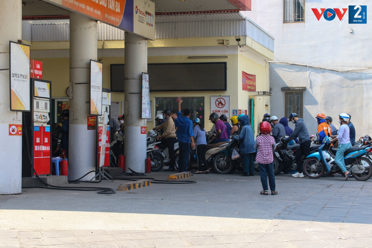 Hiện nhiều cây xăng mở bán nhưng lại giới hạn lượng xăng đổ cho khách. Ví dụ chỉ bán cho từ 30.000 - 50.000 đồng/xe máy hoặc 300.000 - 500.000 đồng cho mỗi ô tô. Ngoài ra, các cây xăng cũng đóng cửa sớm hơn hẳn bình thường, chỉ tầm 22h - 23h đã nghỉ bán.