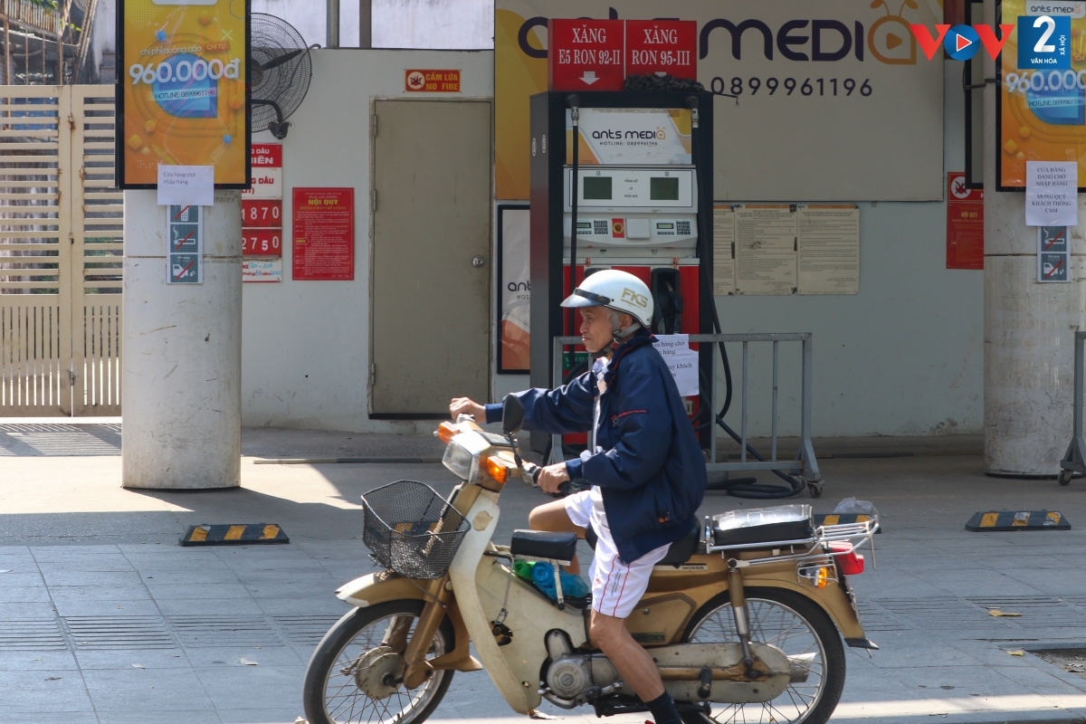 Người dân đến cây xăng này nhưng đành thất vọng quay ra, chật vật dắt xe đi chỗ khác tìm mua xăng.