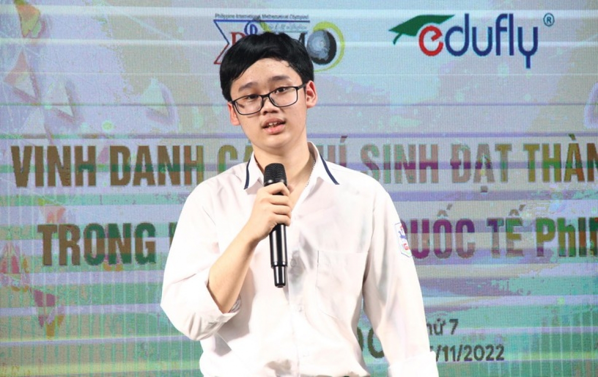 Phạm Nhật Lâm – học sinh lớp 9A1, Trường THCS Giảng Võ (Ba Đình, Hà Nội) HCV thay mặt các bạn thí sinh tham gia cuộc thi phát biểu tại lễ trao giải
