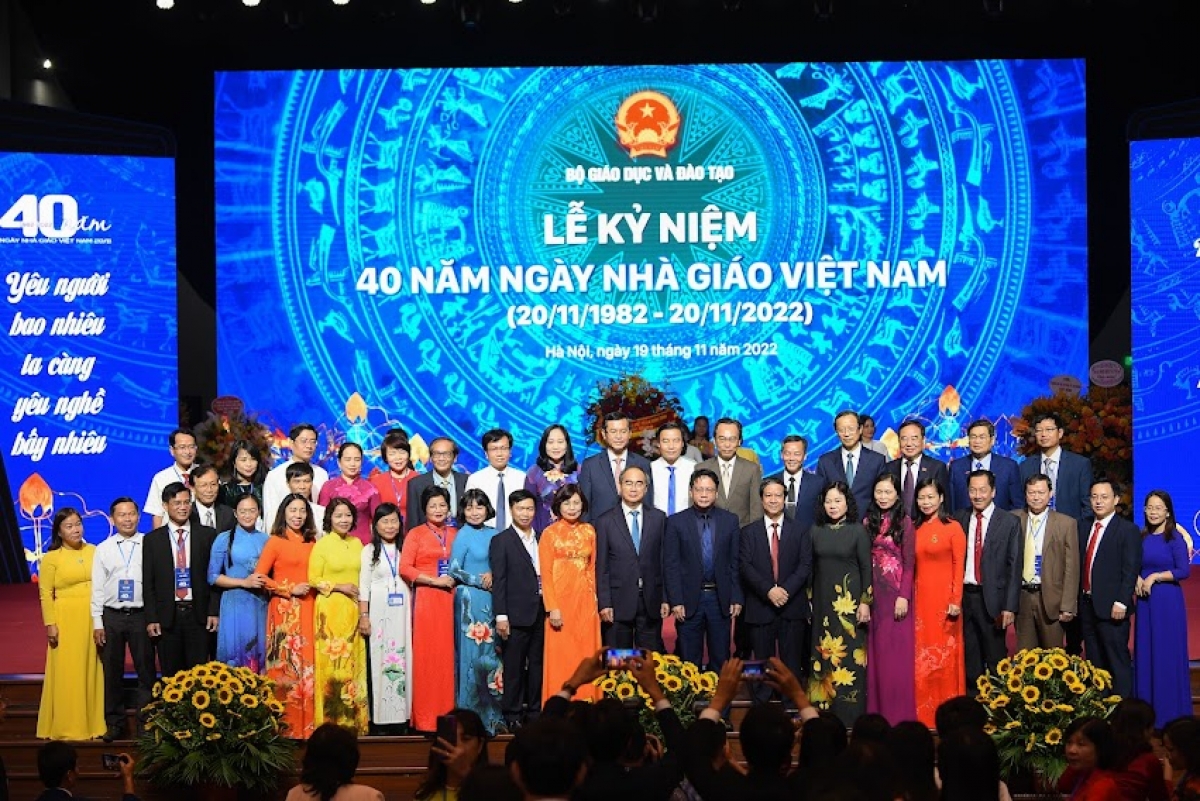 Bộ trưởng Bộ GD&ĐT Nguyễn Kim Sơn chụp ảnh kỷ niệm cùng các nhà giáo dự Lễ kỷ niệm 40 năm Ngày Nhà giáo Việt Nam.