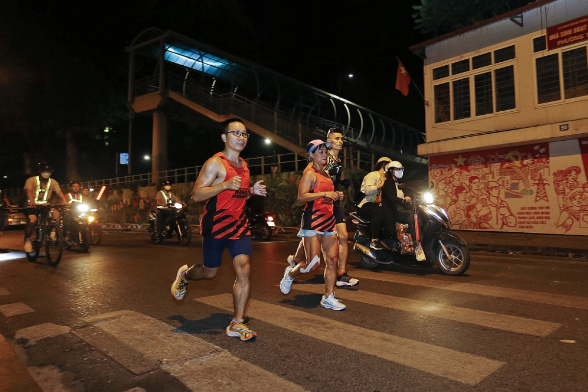 Các VĐV chạy thử trên đường chạy VnExpress Marathon Hanoi Midnight