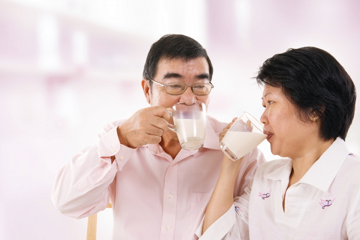 Người cao tuổi nên bổ sung sữa mỗi ngày để đảm bảo nhu cầu dinh dưỡng