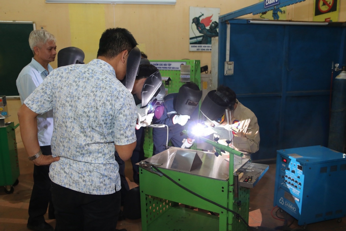 Học viên ngành cơ khí tại xưởng thực hành