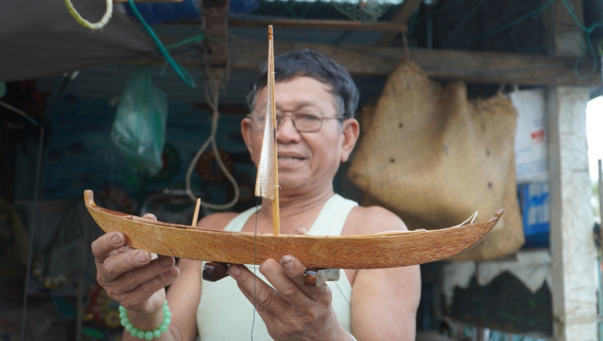 Ông Nguyễn Văn Léo khoe chiếc xuồng ba lá mới hoàn thiện