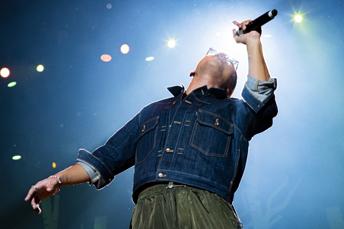 Hoàng Dũng cháy hết mình cùng người hâm mộ trong live concert riêng của mình.