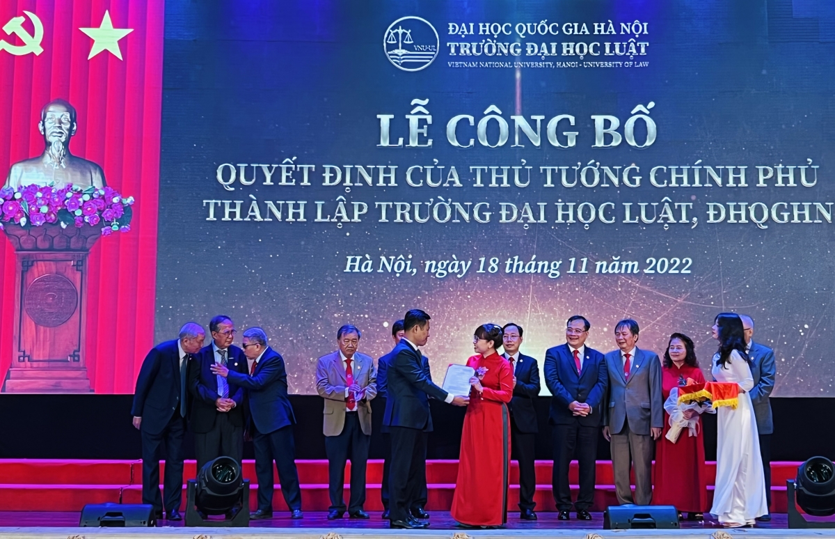 GS.TS Lê Quân – Giám đốc Đại học Quốc gia Hà Nội trao quyết định bổ nhiệm Hiệu trưởng cho PGS.TS Nguyễn Thị Quế Anh