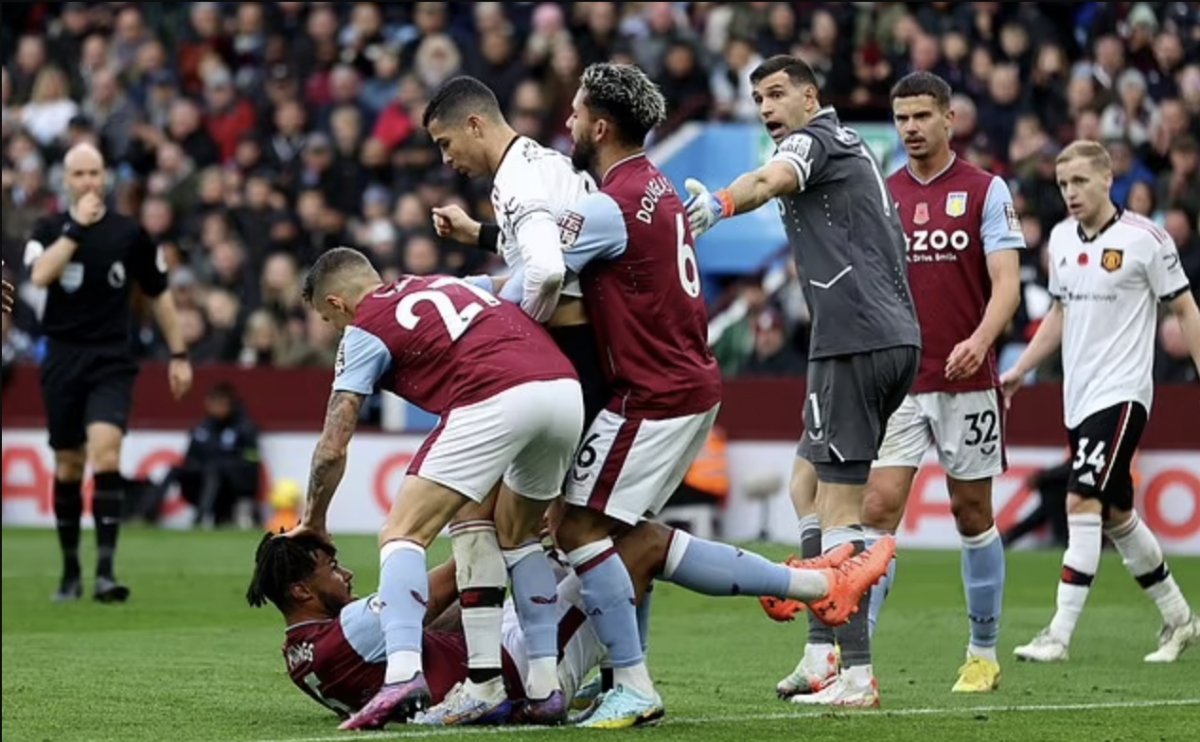 Bị theo kèm quá sát, Ronaldo gây gổ với hậu vệ Tyrone Mings của Aston Villa