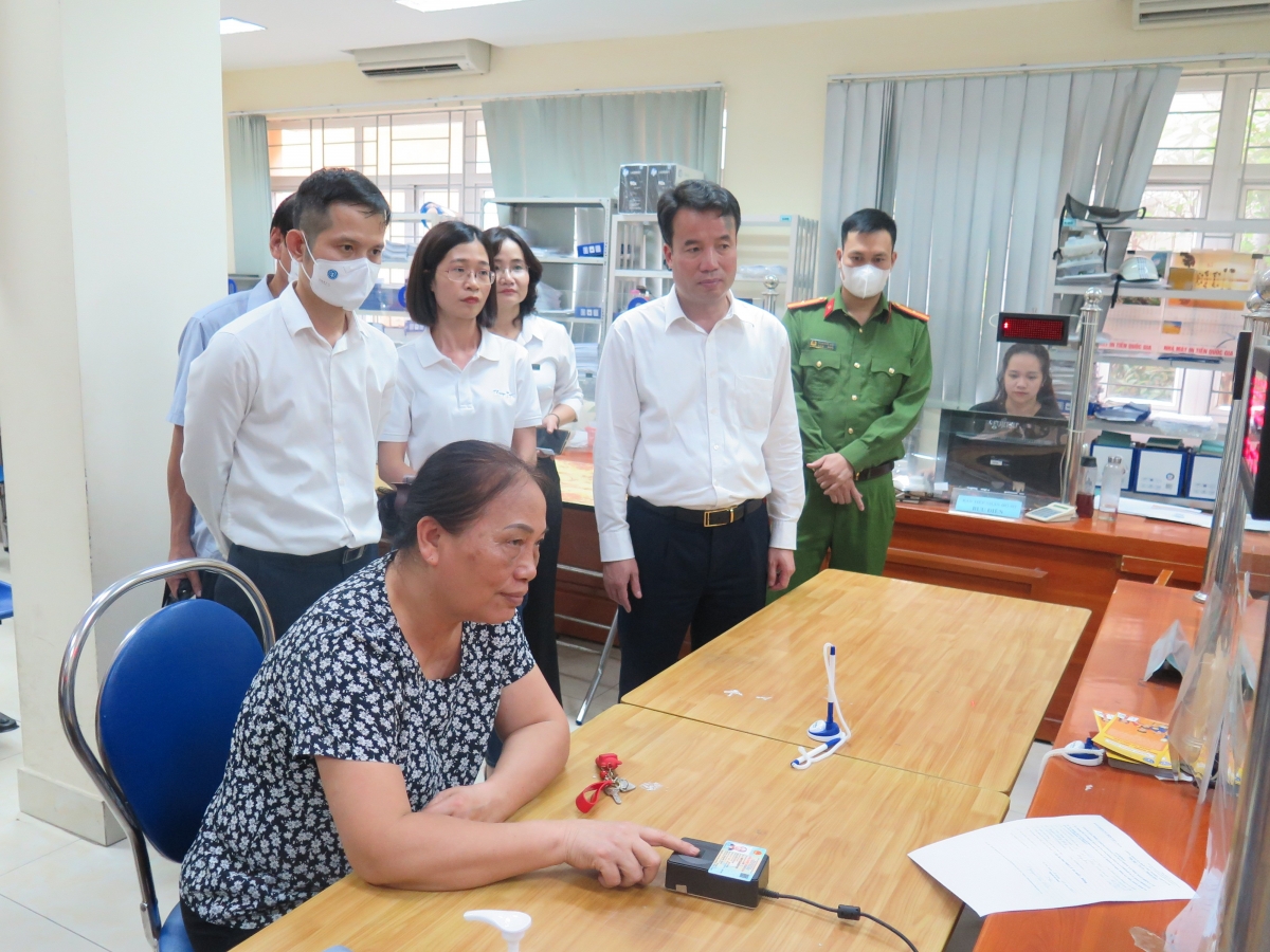Triển khai thí điểm tiếp nhận hồ sơ tích hợp xác thực sinh trắc vân tay tại Bộ phận tiếp nhận hồ sơ và trả kết quả thủ tục hành chính của BHXH quận Đống Đa.