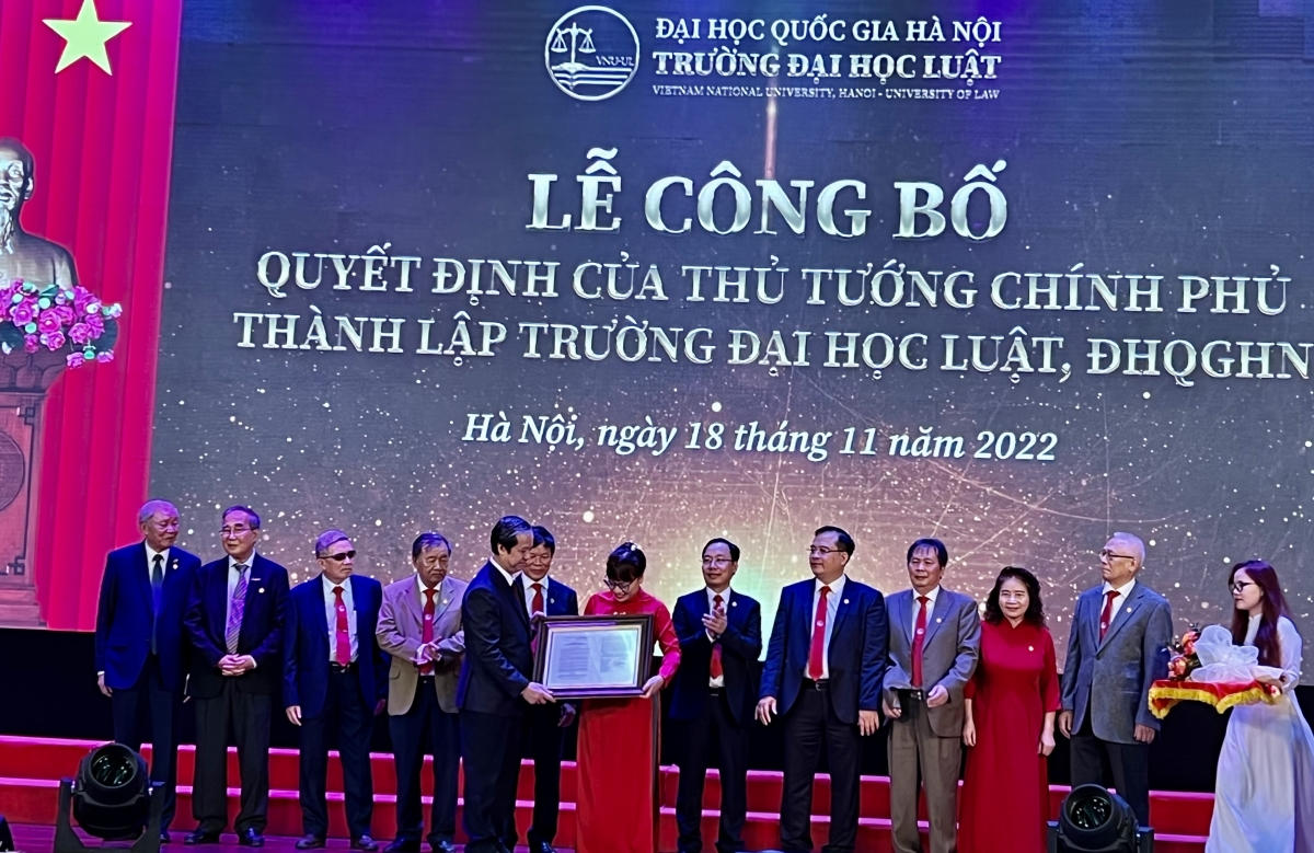 Bộ trưởng Bộ Giáo dục và Đào tạo Nguyễn Kim Sơn trao Quyết định thành lập trường ĐH Luật thuộc Đại học Quốc gia Hà Nội cho PGS.TS Nguyễn Thị Quế Anh – Hiệu trưởng nhà trường