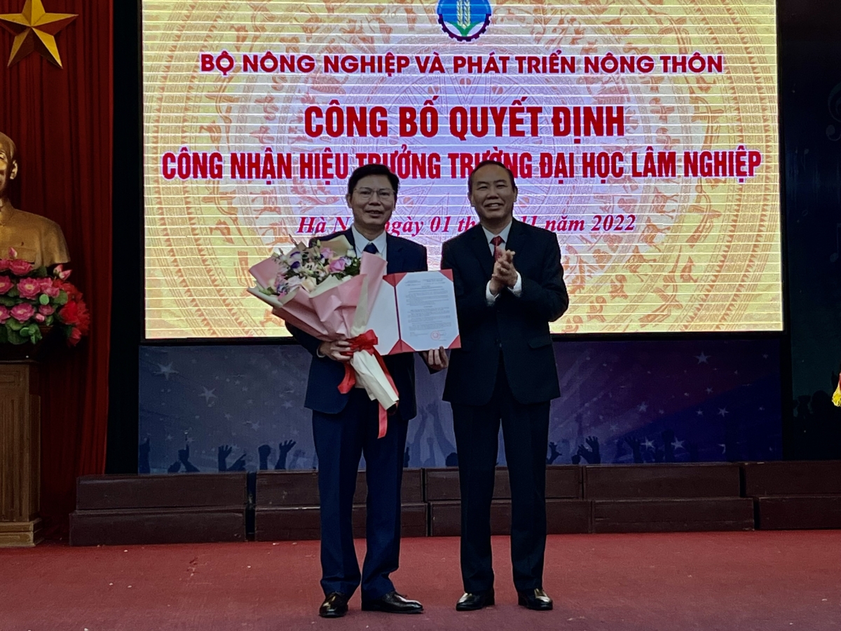 Thứ trưởng Bộ NN&PTNT Phùng Đức Tiến trao quyết định hiệu trưởng cho GSTSNGUT Phạm Văn Điển