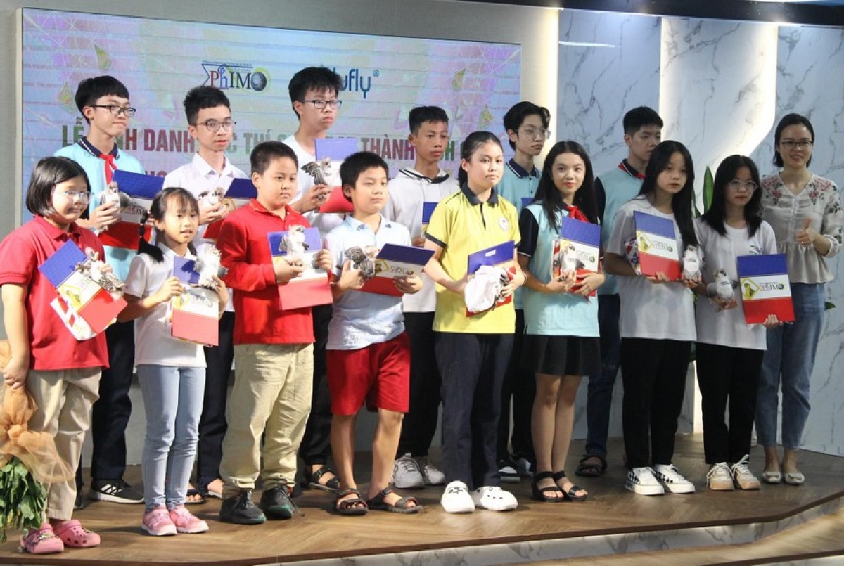 Các thi sinh giành giải khuyến khích