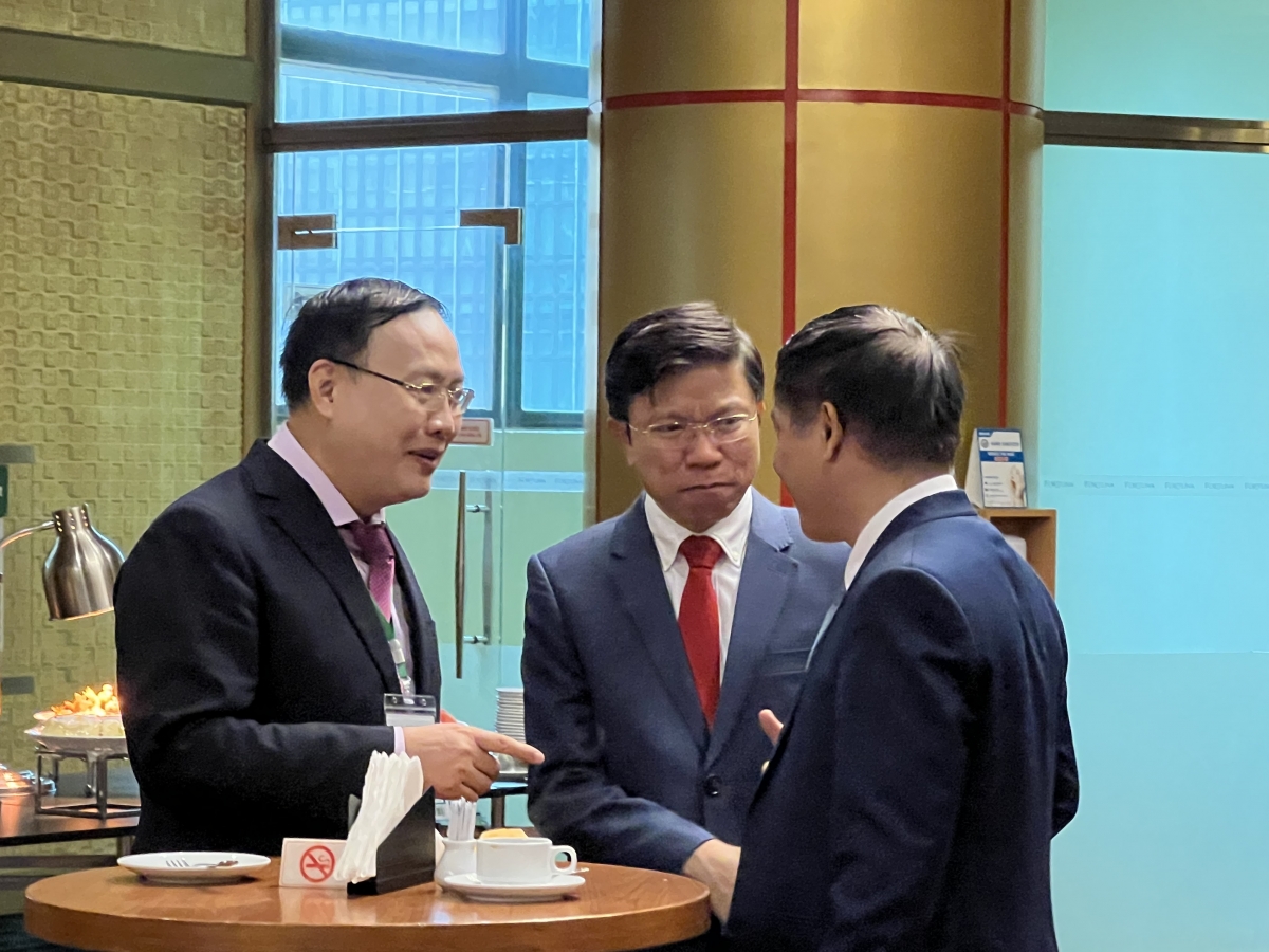 Chủ đề Chuyển đổi số được các đại biểu trao đổi  bên lề Hội thảo 
Từ trái sang phải: GS.TS Nguyễn Đình Đức, Trưởng ban Đào tạo ĐH QG Hà Nội, GS.TS Hoàng Anh Tuấn - Hiệu trưởng Trường ĐH Khoa học Xã hội và Nhân văn, ĐHQG Hà Nội, TS Nguyễn Xuân Hải Cục trưởng Cục CNTT Bộ Giáo dục và Đào tạo 
