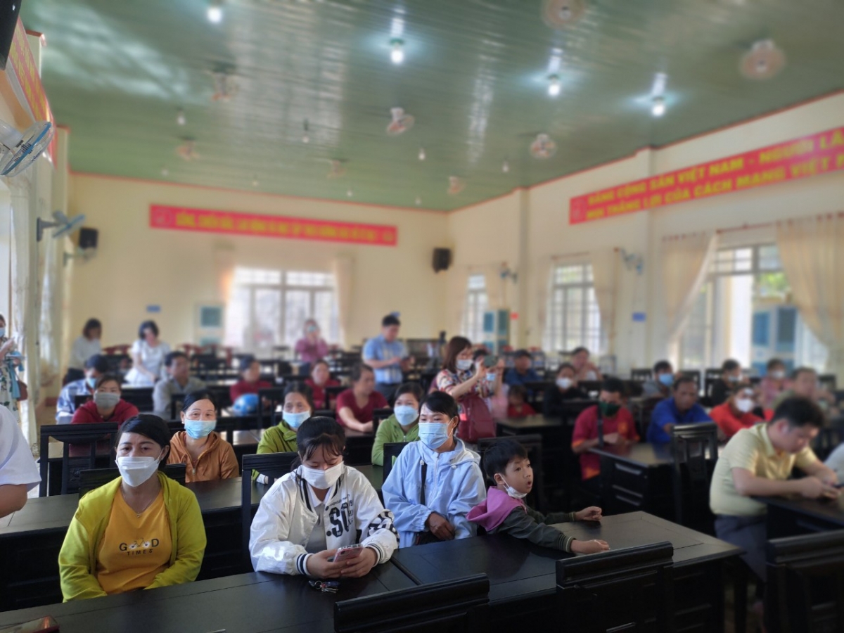 Đại diện các hộ dân ở xã Đường 10, huyện Bù Đăng nhận thẻ BHYT cho người dân tộc thiểu số theo NQ số 16/2022 của HĐND tỉnh