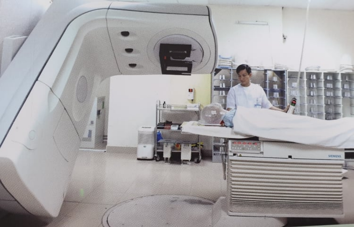Thực hiện xạ trị gia tốc tại Bệnh viện Bạch Mai.