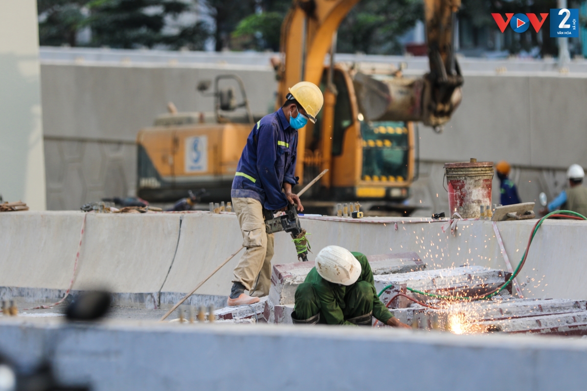 Những ngày này, hơn 300 cán bộ, công nhân viên của Dự án Vành đai 2 (Hà Nội) đang thi công cầu cạn với tinh thần quyết tâm cao để về đích trong tháng 12.