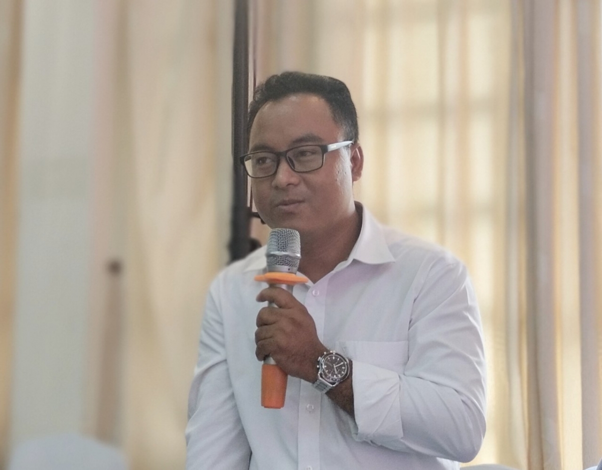 Các thầy giáo, cô giáo trao đổi tại buổi gặp mặt lãnh đạo Bộ Giáo dục và Đào tạo