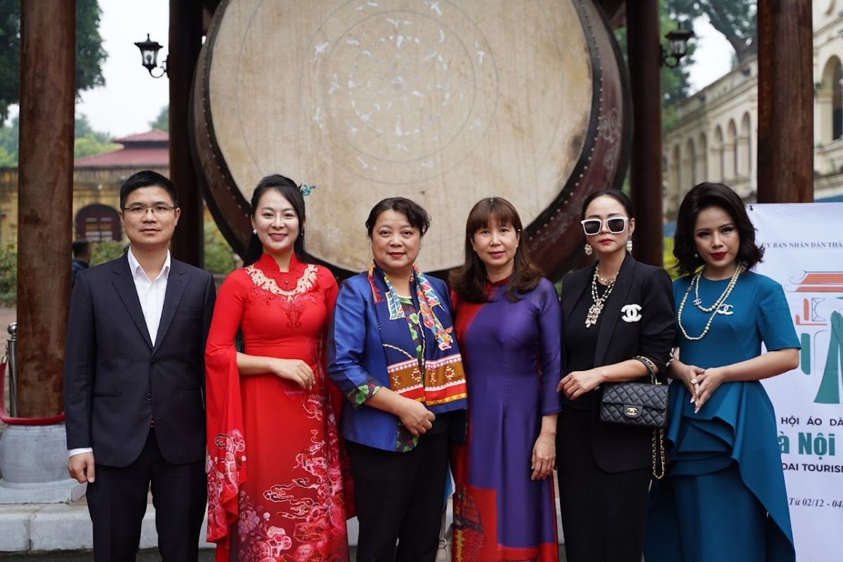 Ban tổ chức chụp hình lưu niệm