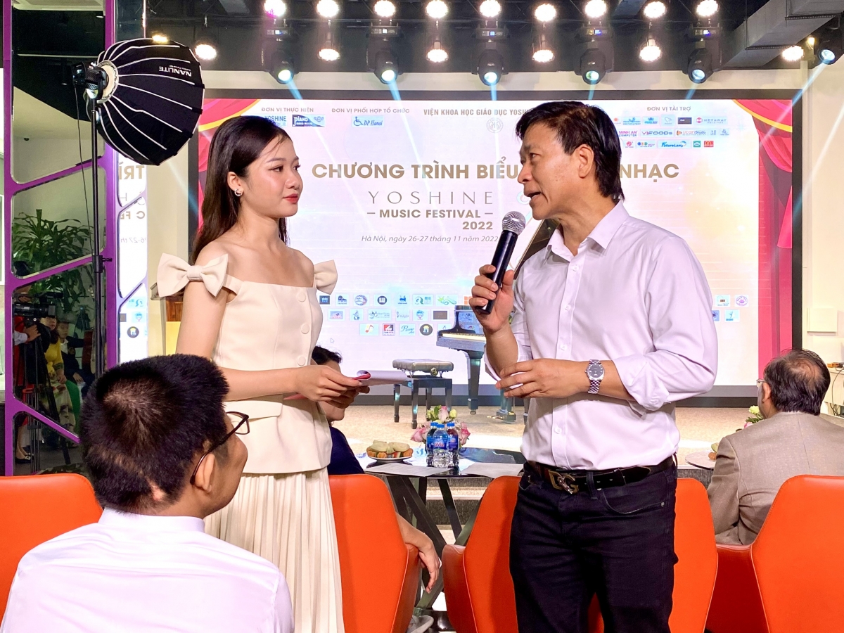 NSUT Quốc Tuấn cùng con trai (bé Bôm) tham dự Lễ Khai mạc