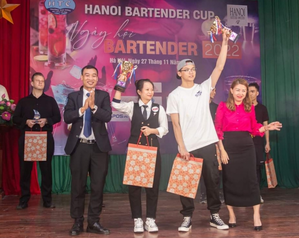 Ban tổ chức trao giải Nhất cho 2 Bartender