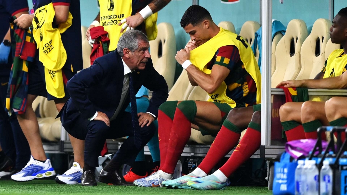 HLV Fernando Santos lý giải việc để Ronaldo ngồi dự bị và cho siêu sao này vào sân muộn là ý đồ chiến thuật (Ảnh: Internet)
