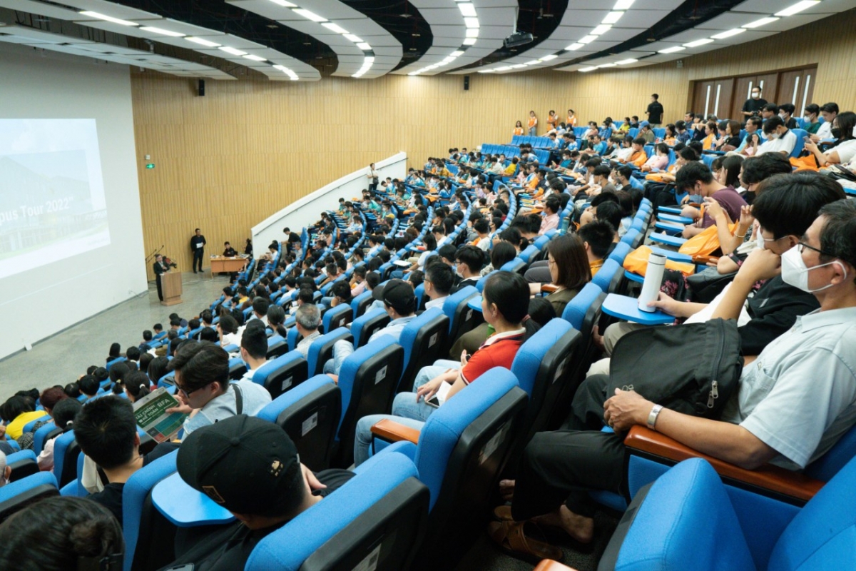 TS Hà Thúc Viên - Phó Hiệu trưởng Trường Đại học Việt Đức giải đáp những câu hỏi của học sinh