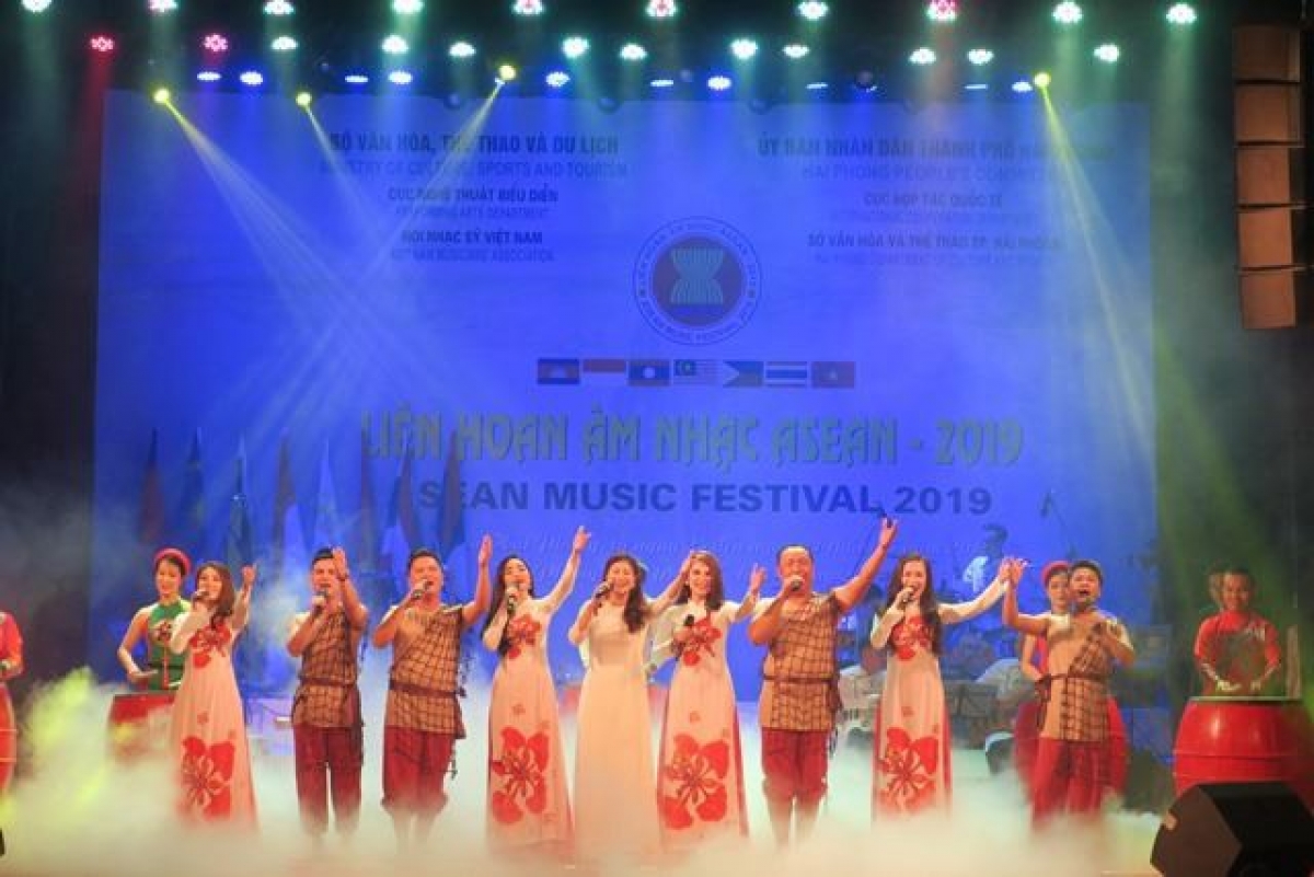 Liên hoan năm nay có sự tham gia của hơn 200 nghệ sĩ, diễn viên đến từ 14 đơn vị nghệ thuật