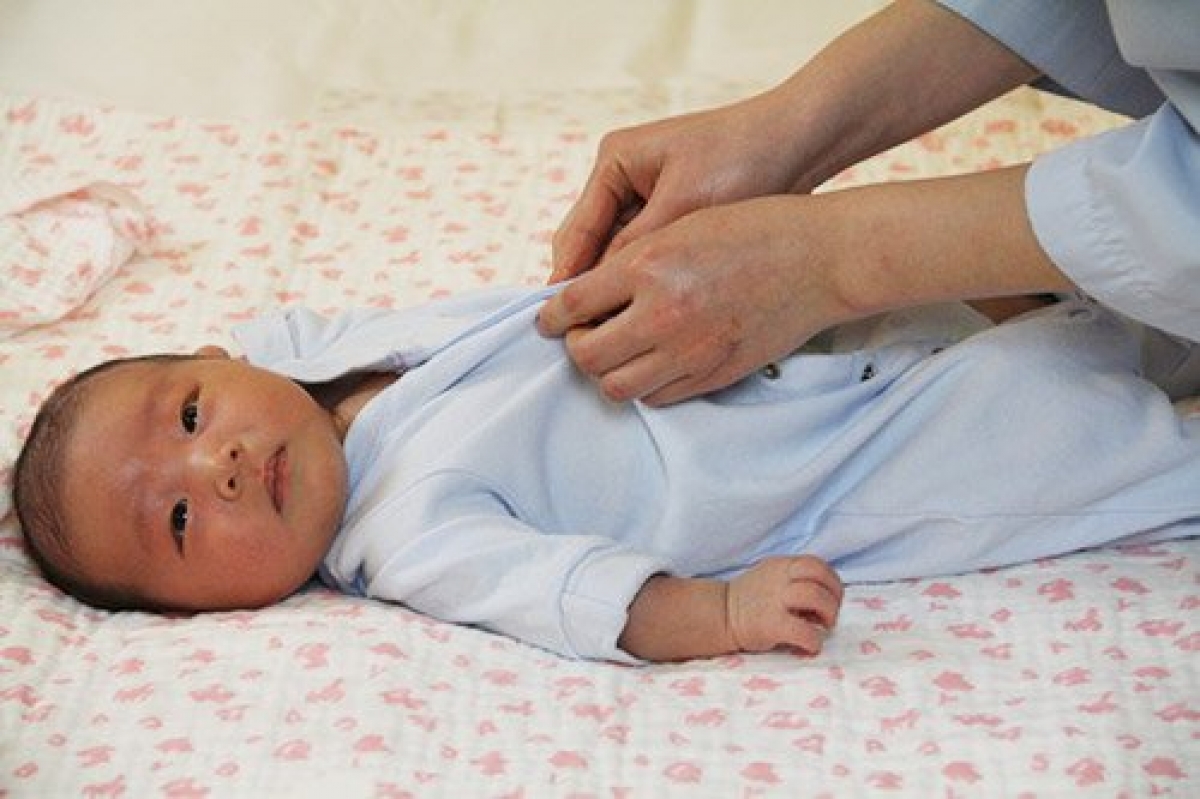 Cha mẹ nên mặc 2 lớp áo để giữ ấm cho trẻ khi ở nhiệt độ phòng