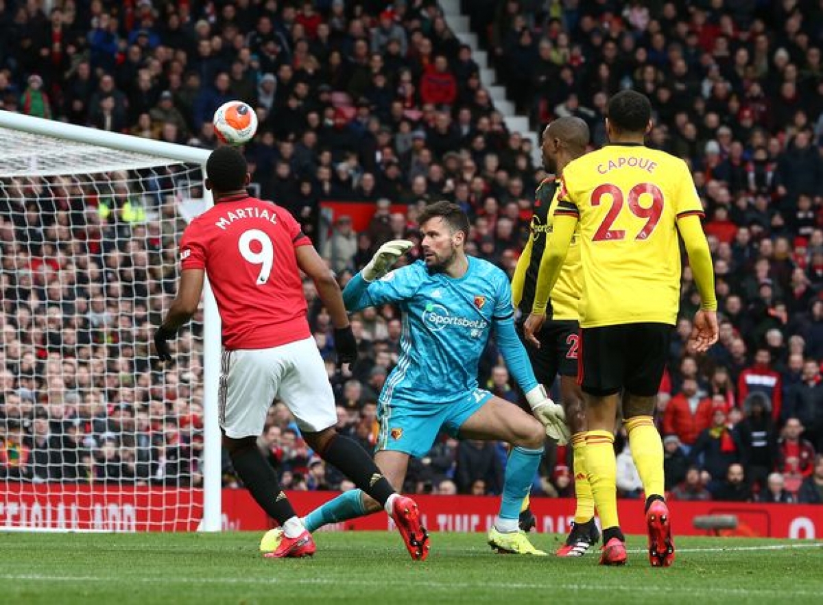 Anthony Martial gia tăng cách biệt cho đội chủ sân Old Trafford (Ảnh: Internet)