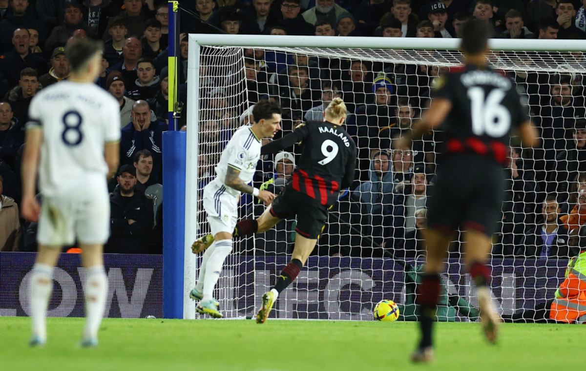 Erling Haaland lập cú đúp bàn thắng trên sân Elland Road (Ảnh: Internet)