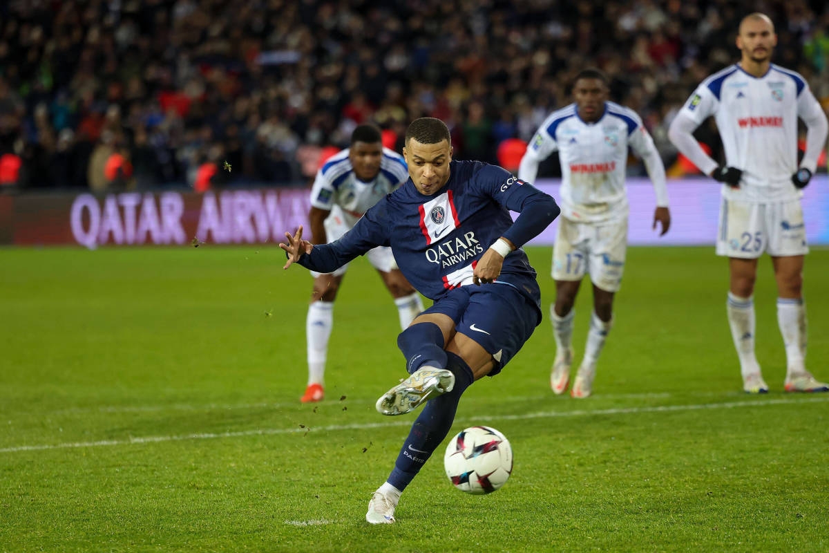 Kylian Mbappe thực hiện thành công quả phạt đền (Ảnh: Internet)