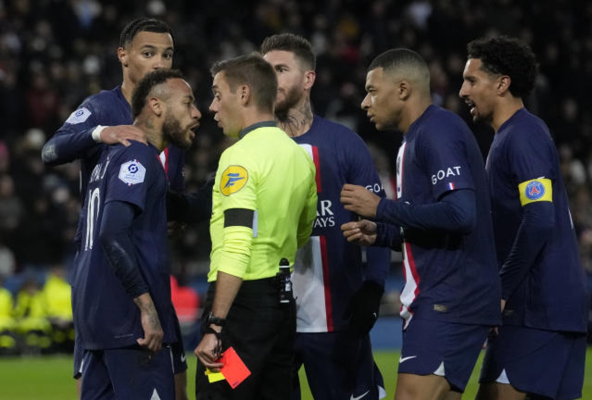 Trọng tài Clement Turpin truất quyền thi đấu của Neymar (Ảnh: Internet)