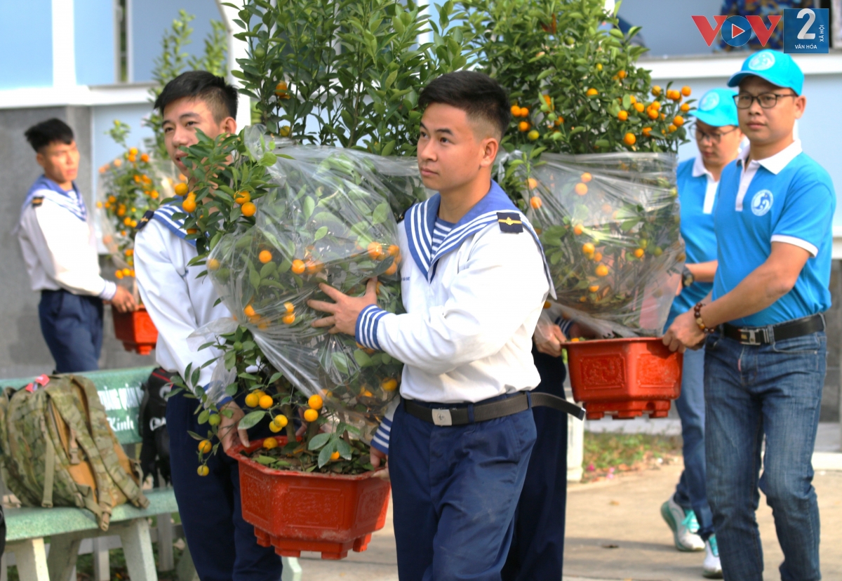 Và tất nhiên là không thể thiếu những chậu quất cảnh trĩu quả mang nặng tình cảm của đất liền.
 