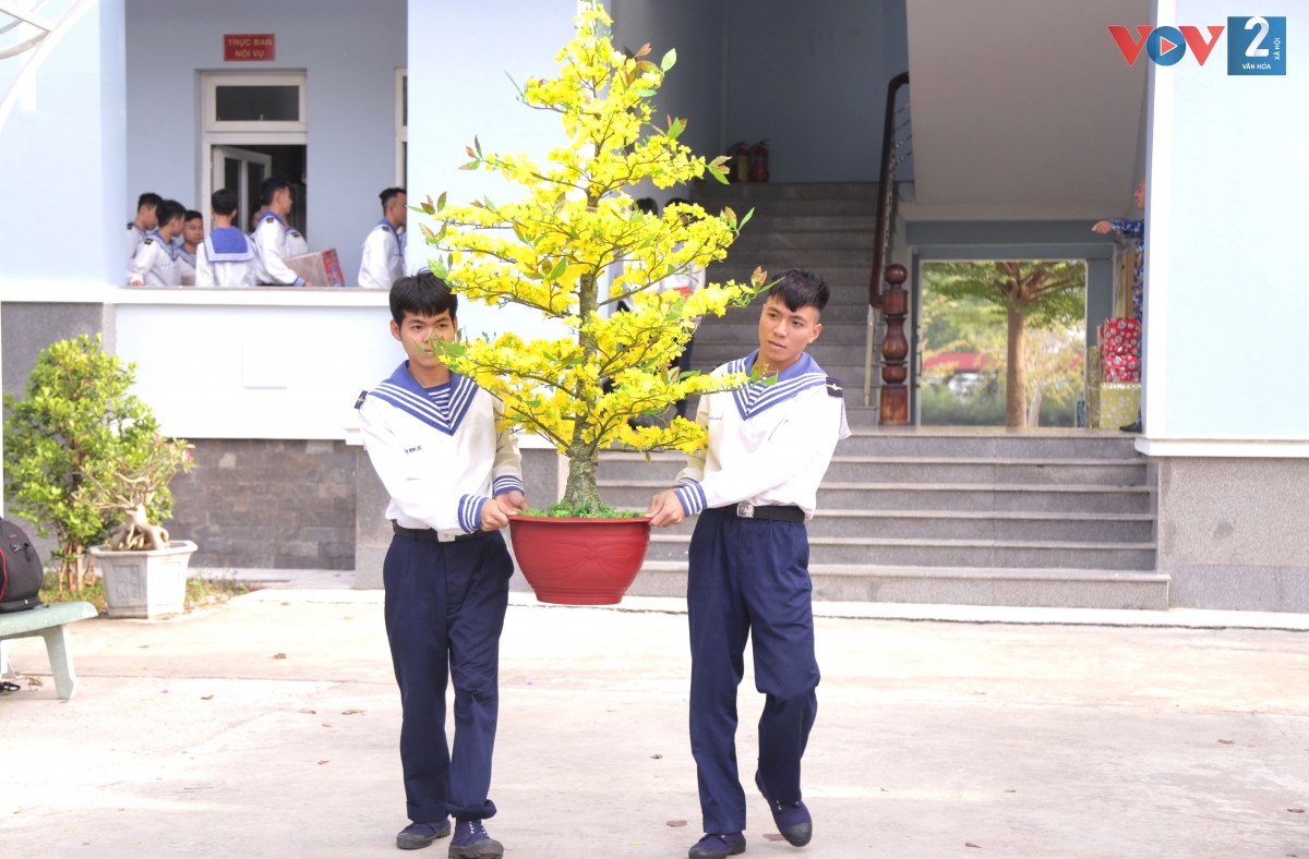 Màu sắc rực rỡ của cành hoa mai mang không khí Xuân ấm áp đến với những người lính đang công tác ngoài biển xa. 
 