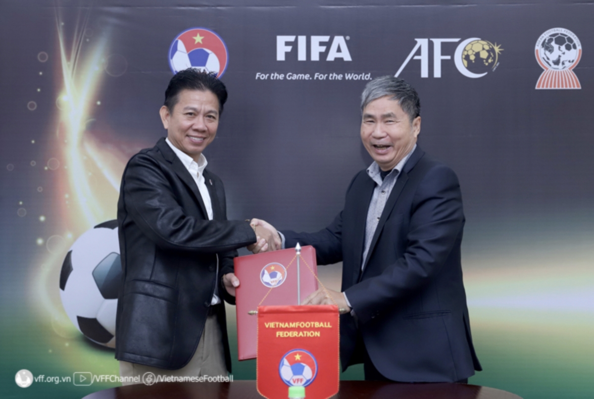 Tổng Thư ký Dương Nghiệp Khôi và HLV Hoàng Anh Tuấn trong lễ kế kết