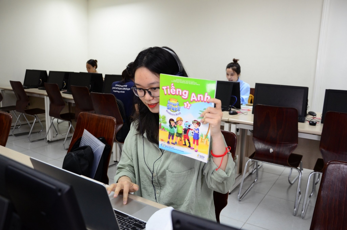 Từ điểm cầu Hà Nội, giáo viên trường Marie Curie dạy tiếng Anh cho học sinh
huyện Mèo Vạc (Hà Giang)